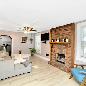 Cozy With Patio & Grill, Private And Location Holiday home