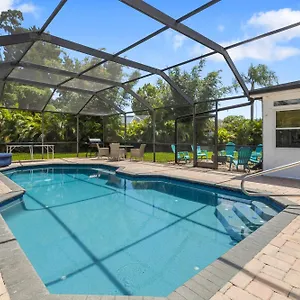 Relaxing Coastal Comfort - Heated Pool Holiday home